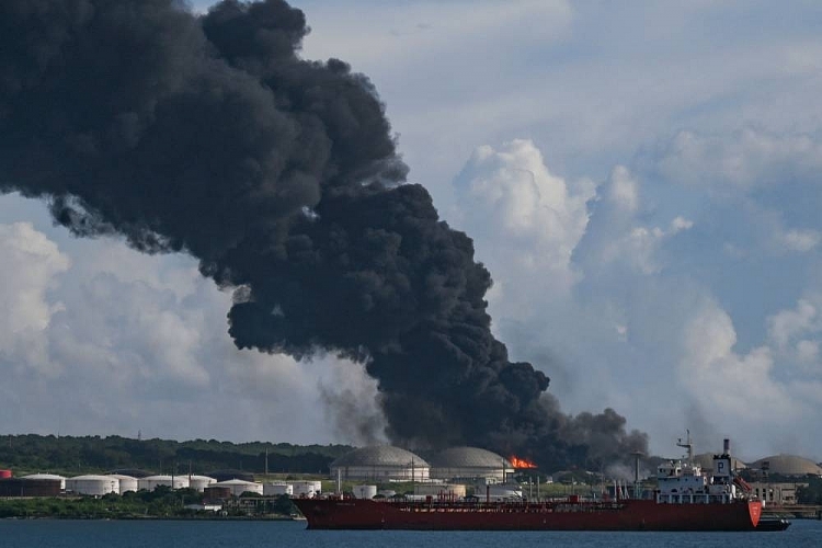 Cháy cảng dầu ở Venezuela