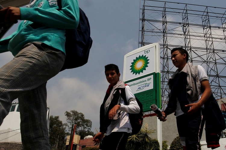 BP và Chevron ngừng sản xuất dầu ngoài khơi vịnh Mexico