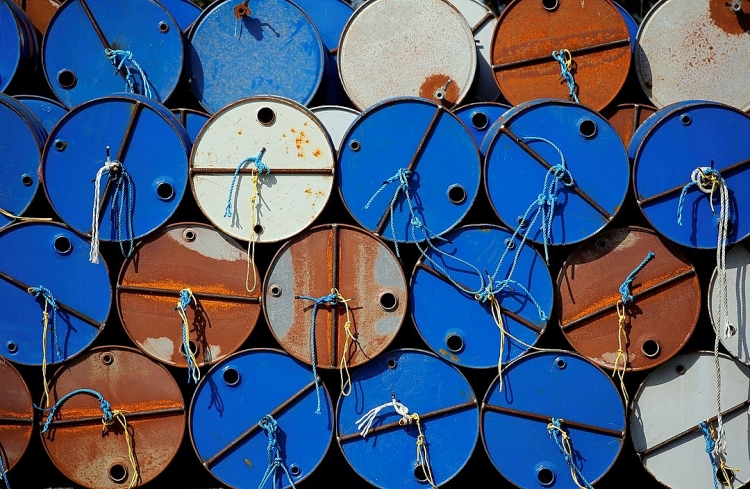 Giá dầu giảm nhẹ ngày đầu tuần