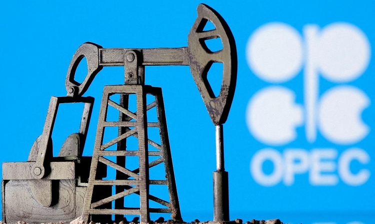 Giá dầu tăng nhẹ khi đồng đô la yếu hơn