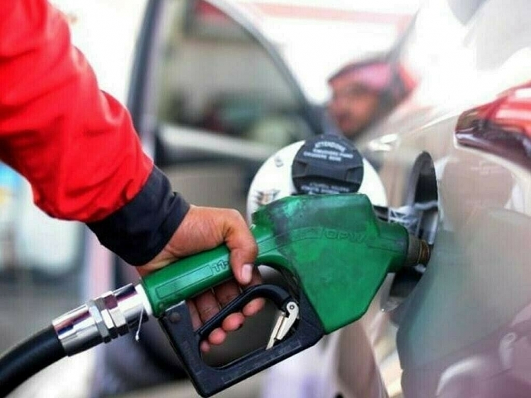 Pakistan giảm sâu giá xăng dầu