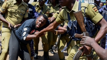 Cảnh sát Uganda bắt giữ 9 người vì phản đối xây dựng một đường ống dẫn dầu
