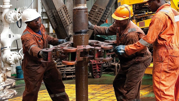 Sản lượng dầu của Nigeria tiếp tục sụt giảm trong bối cảnh ngừng sản xuất trên đất liền