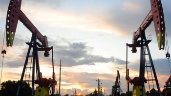Giá dầu trượt dốc khi nhu cầu của Trung Quốc vẫn không khởi sắc