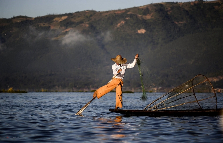 Cuộc sống yên bình của người dân trên hồ Inle, Myanmar