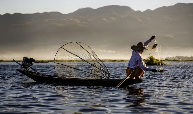 Cuộc sống yên bình của người dân trên hồ Inle, Myanmar