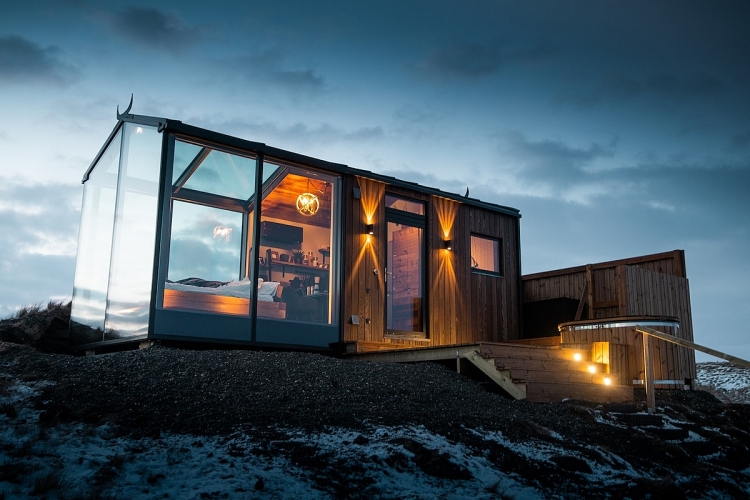 Thưởng ngoạn màn đêm kì vĩ ở Iceland từ view phòng ngủ