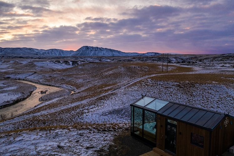 Thưởng ngoạn màn đêm kì vĩ ở Iceland từ view phòng ngủ