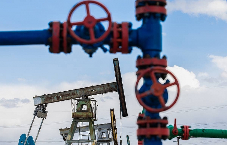 Giá dầu Urals giảm 13% trong tháng 10