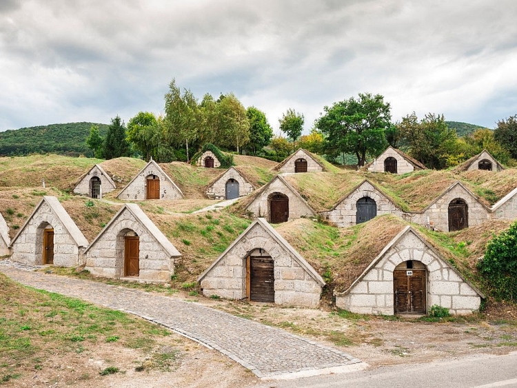 Hầm rượu nổi tiếng ở Hungary, như những ngôi nhà của người lùn