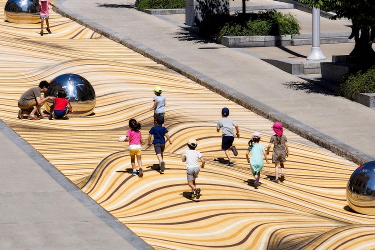 “Sa mạc cát uốn lượn” - Nghệ thuật đường phố ở Montreal