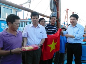 Trao tặng ngư dân Trường Sa 1.000 lá cờ Tổ quốc