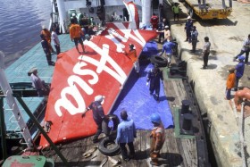 Trục vớt được phần cuối cùng thân máy bay AirAsia bị nạn