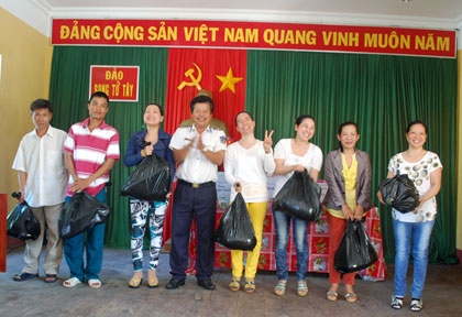 Đoàn Cảnh sát biển Việt Nam thăm, tặng quà cán bộ, chiến sĩ đảo Sơn Ca