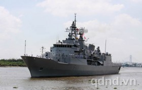 Cận cảnh tàu hải quân New Zealand tại cảng Sài Gòn