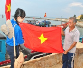 Thêm 900 lá cờ Việt Nam đỏ thắm tung bay trên huyện đảo Lý Sơn