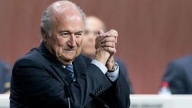 Vì sao bão khủng hoảng không “quật đổ” được Sepp Blatter?