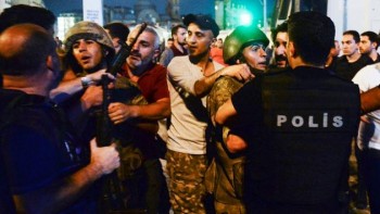 Hy Lạp bắt 8 người Thổ xin tị nạn chính trị hậu đảo chính