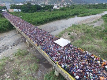 Đói: Người Venezuela ùn ùn tràn qua biên giới sang Colombia