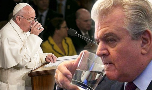 Nghị sỹ Mỹ lấy trộm cốc nước của Giáo hoàng