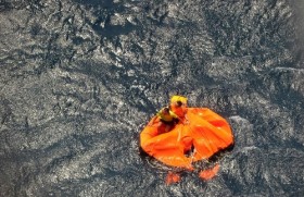 Trung Quốc điều tàu đổ bộ ra Biển Đông cứu ngư dân gặp nạn