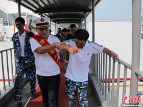 Tàu đổ bộ Trung Quốc đưa 54 ngư dân gặp bão ở Biển Đông về nhà