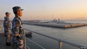 Trung Quốc lên tiếng về vụ suýt đâm tàu Mỹ trên Biển Đông