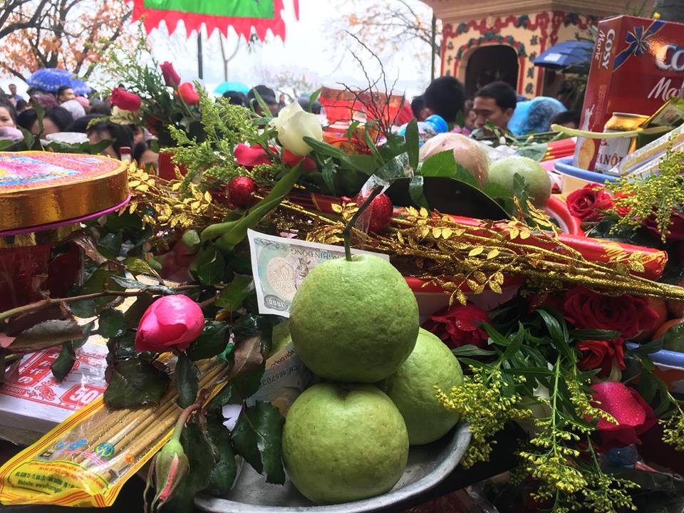 ha noi nguoi dan thu do va du khach thap phuong di le phu tay ho ngay dau xuan