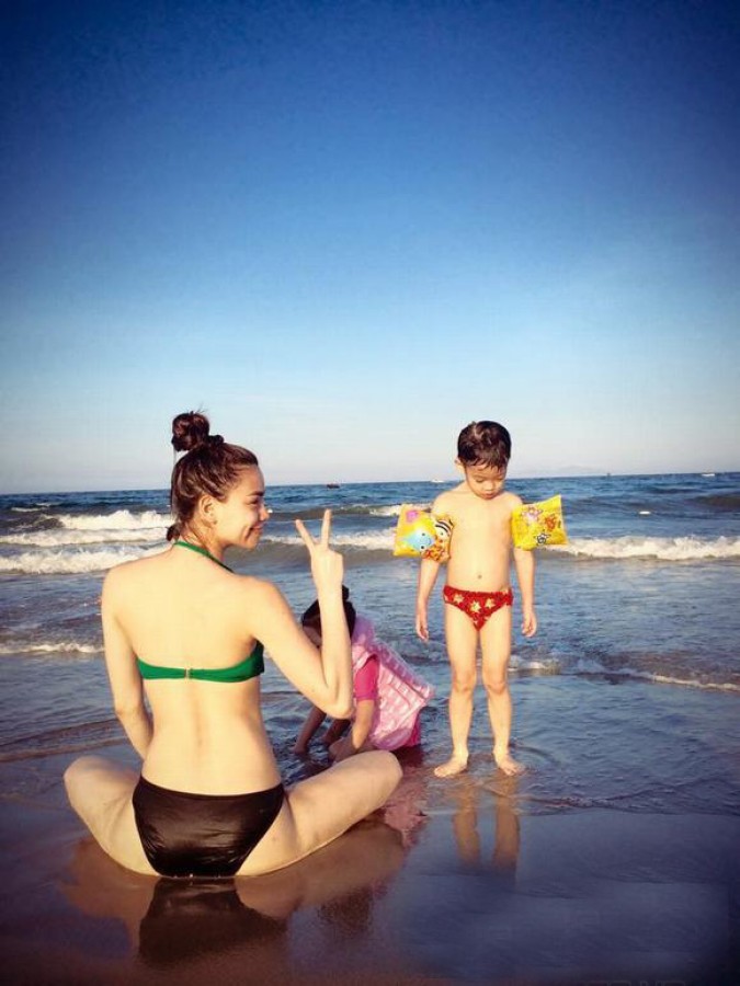 Hồ Ngọc Hà diện bikini chơi đùa cùng Subeo