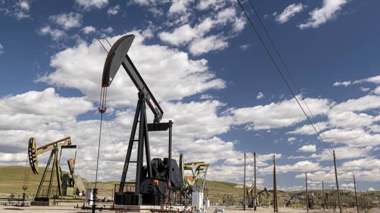 Giá dầu tăng hơn 5% khi dầu Brent vượt mốc 100 USD lần đầu tiên kể từ năm 2014