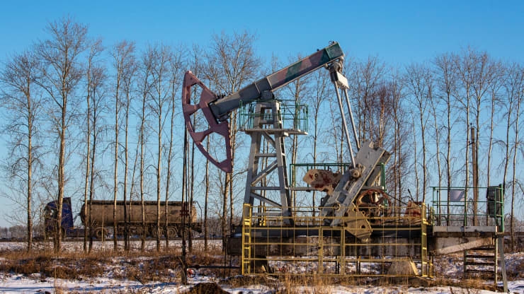 Giá dầu tăng vọt khi các nhà đầu tư lo ngại sự gián đoạn trong ngành năng lượng của Nga
