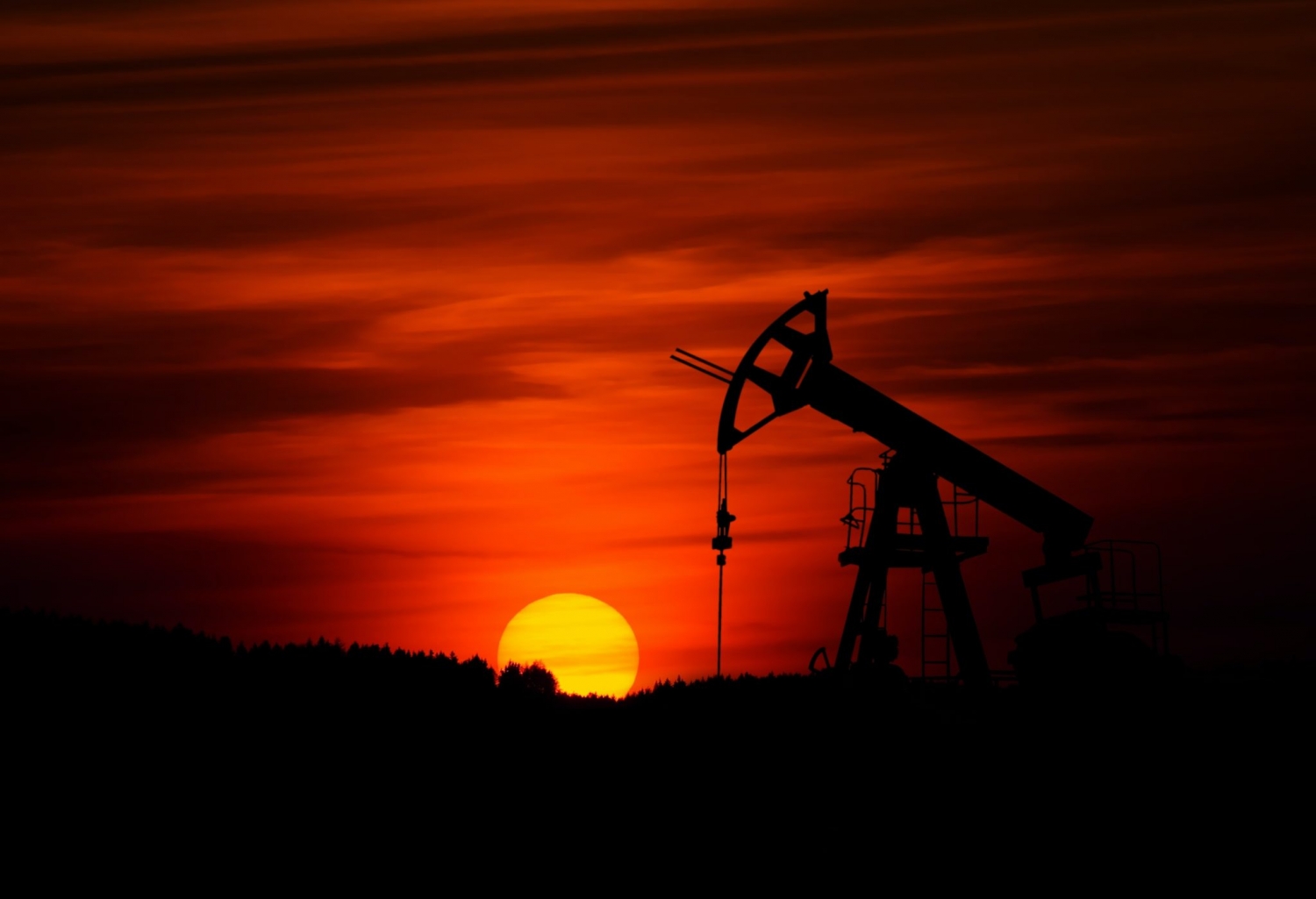 Giá dầu cao ổn định cả tuần sau khi hạ nhiệt lo ngại dòng dầu ồ ạt từ Iran