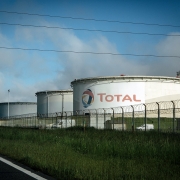 Sau tuần thất bại của các đại gia dầu khí, Total được ủng hộ nhờ chiến lược khí hậu
