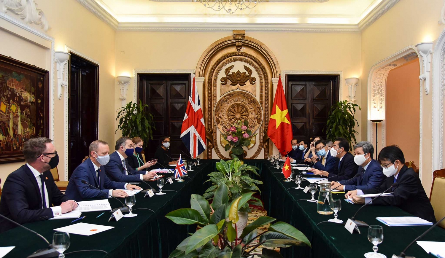 Hội đàm giữa Thứ trưởng Ngoại giao Việt Nam và Quốc vụ khanh Anh về quan hệ đối tác chiến lược