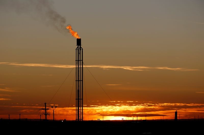 Tranh cãi liên quan đến việc đốt khí đồng hành ở bể dầu Permian lớn nhất nước Mỹ