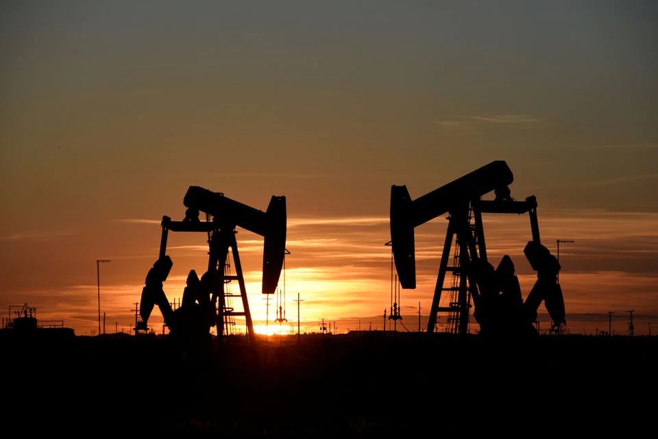 Phân tích giá dầu tuần qua, bao phủ bởi “bóng ma” tăng lãi suất