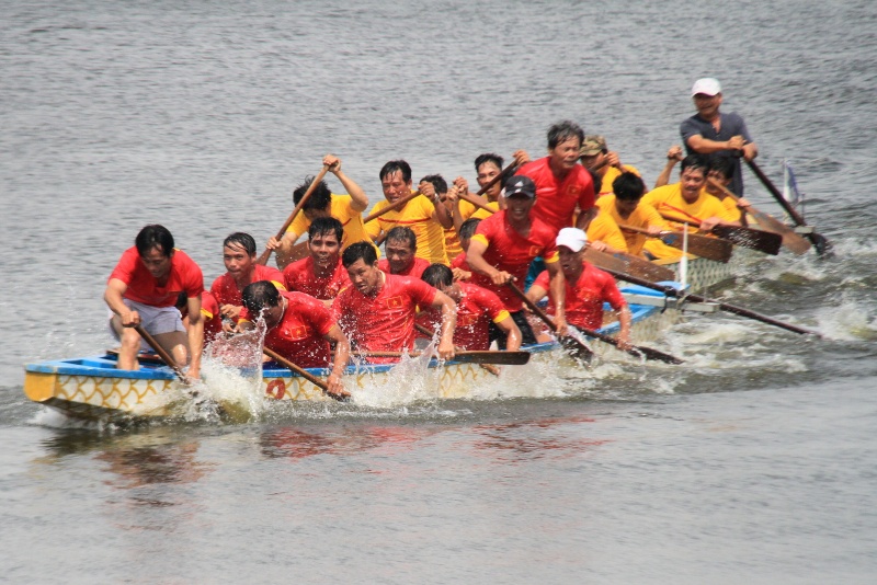Náo nức xem đua thuyền tại lễ hội Quán Thế Âm Đà Nẵng