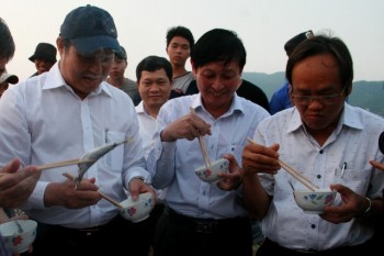 Chủ tịch Đà Nẵng ăn cá ngay tại cảng
