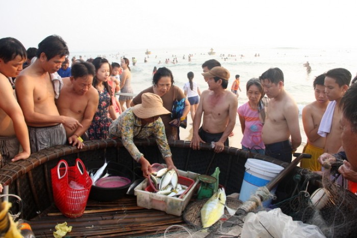 bi thu chu tich da nang tam bien sang som cung nguoi dan