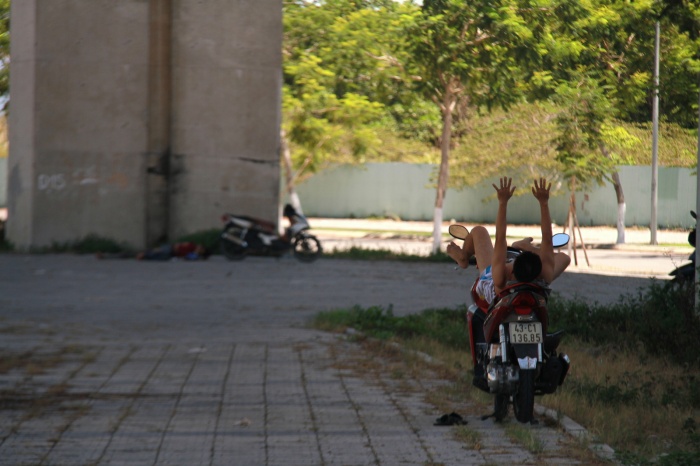 nguoi dan da nang muu sinh duoi cai nang nhu do lua