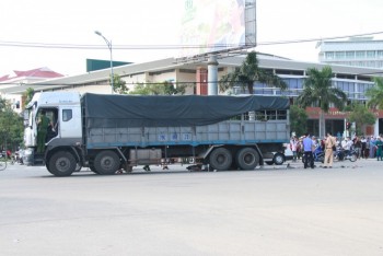 Đà Nẵng: Hai thanh niên chết thảm dưới gầm xe tải