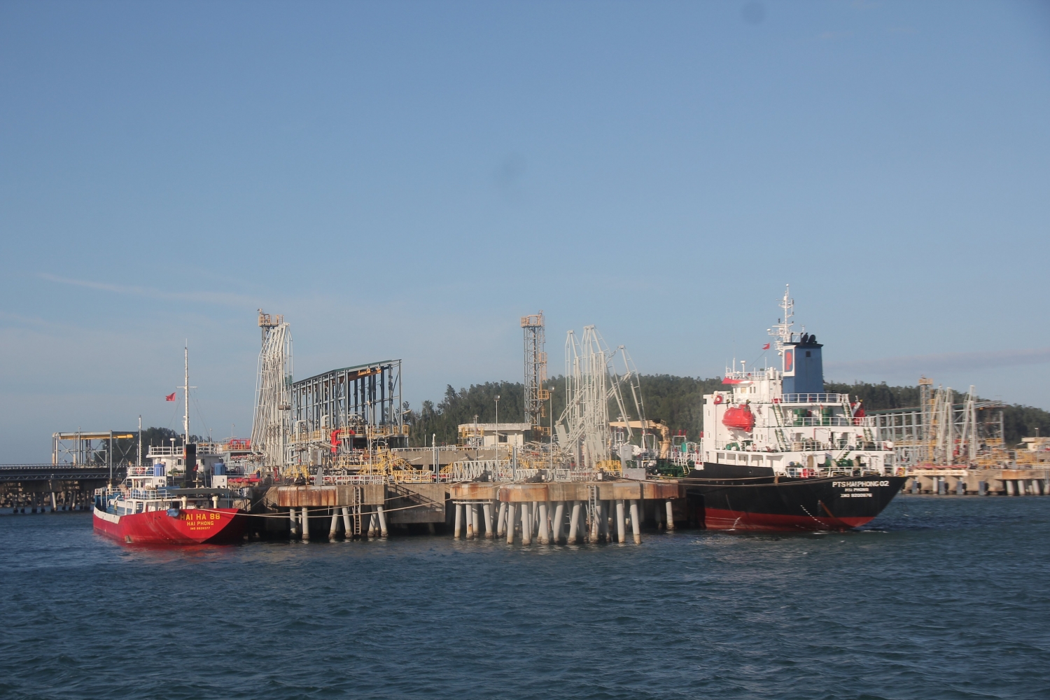 Các tàu nhận xăng, dầu tại cảng xuất sản phẩm NMLD Dung Quất để cung cấp cho thị trường trong nước