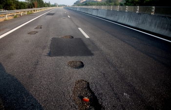 Cao tốc 34.000 tỷ vừa dùng đã hỏng: Không có chuyện lấy đất bùn để đắp cao tốc!