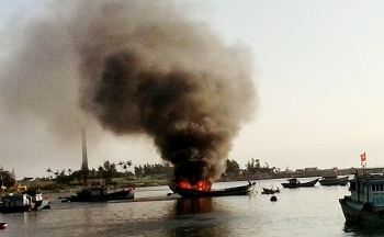 Tàu cá Lý Sơn phát nổ, 10 người thương vong