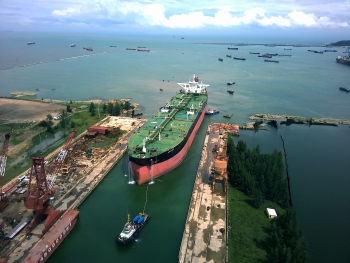 DQS tiếp nhận “siêu” tàu chở dầu vào dock để hoán cải