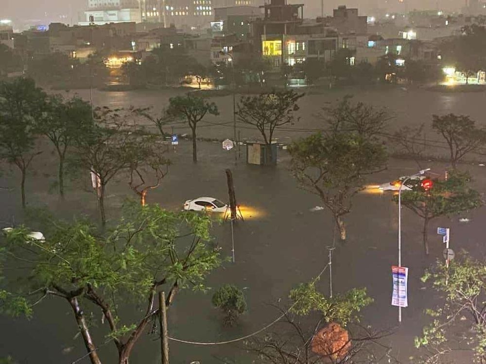 Mưa lớn, nước ngập sâu, người dân Đà Nẵng kêu cứu trên mạng xã hội