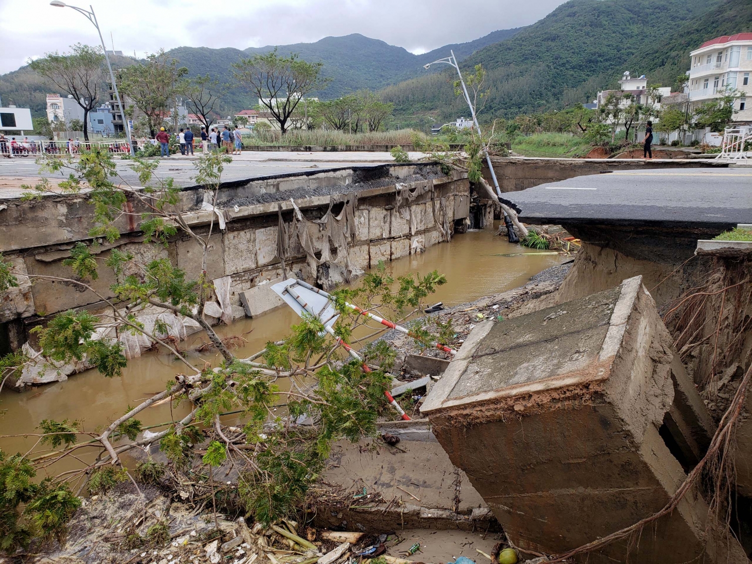 Đà Nẵng tan hoang sau mưa lũ