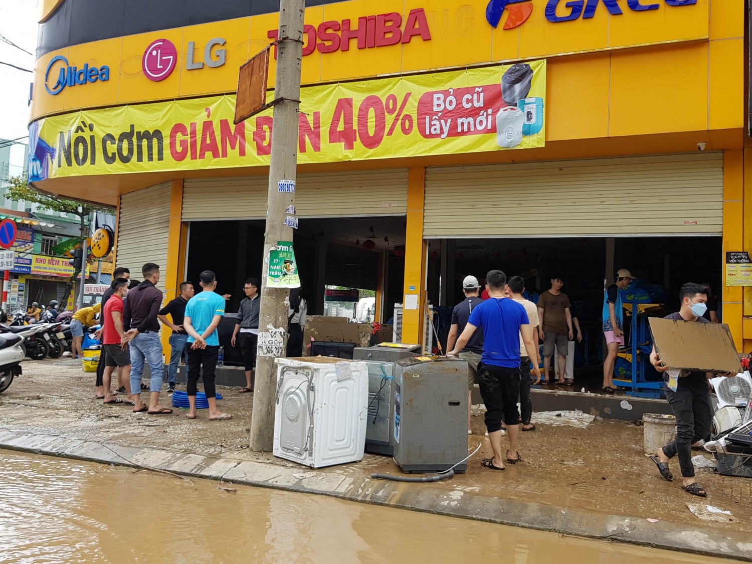 Đà Nẵng tan hoang sau mưa lũ