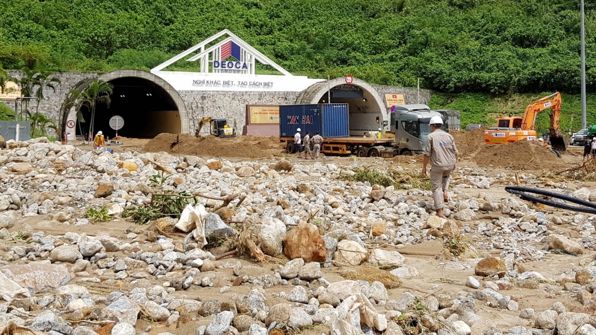 Hàng chục ngàn m3 đất đá làm ách tắc giao thông qua hầm Hải Vân