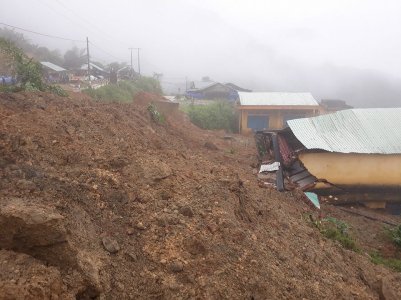 Quảng Nam: Mưa lũ gây sạt lở núi, 8 người bị vùi lấp